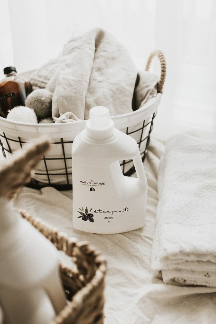 Lessive douce dans un panier en osier avec du linge clair pour laver la soie