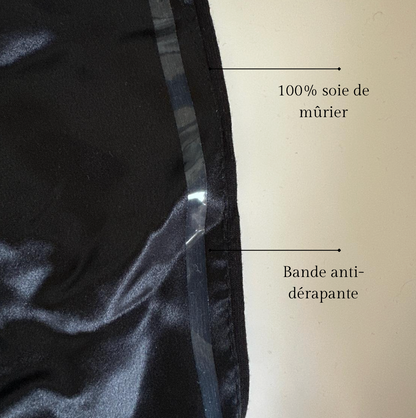 Gros plan sur l'intérieur en soie de mûrier et la bande anti-dérapante du bonnet sous-voile