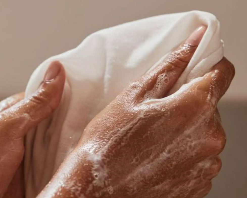 Lavage à la main d'un tissu en soie avec de la mousse douce
