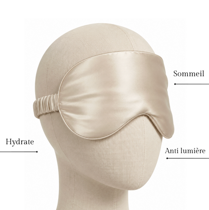 Masque de nuit en soie de mûrier beige champagne sur un mannequin : hydrate et bloque la lumière