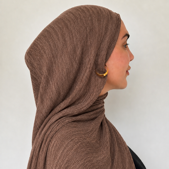 Femme de profil portant un hijab marron prune texturé