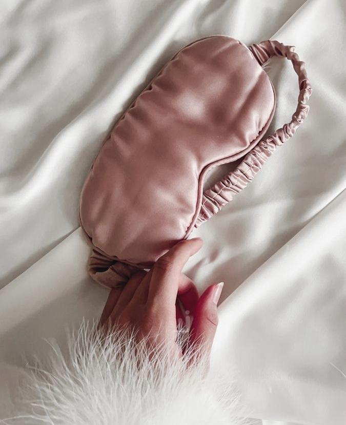 Tout ce que ton masque en soie fait pour toi la nuit sur tes yeux
