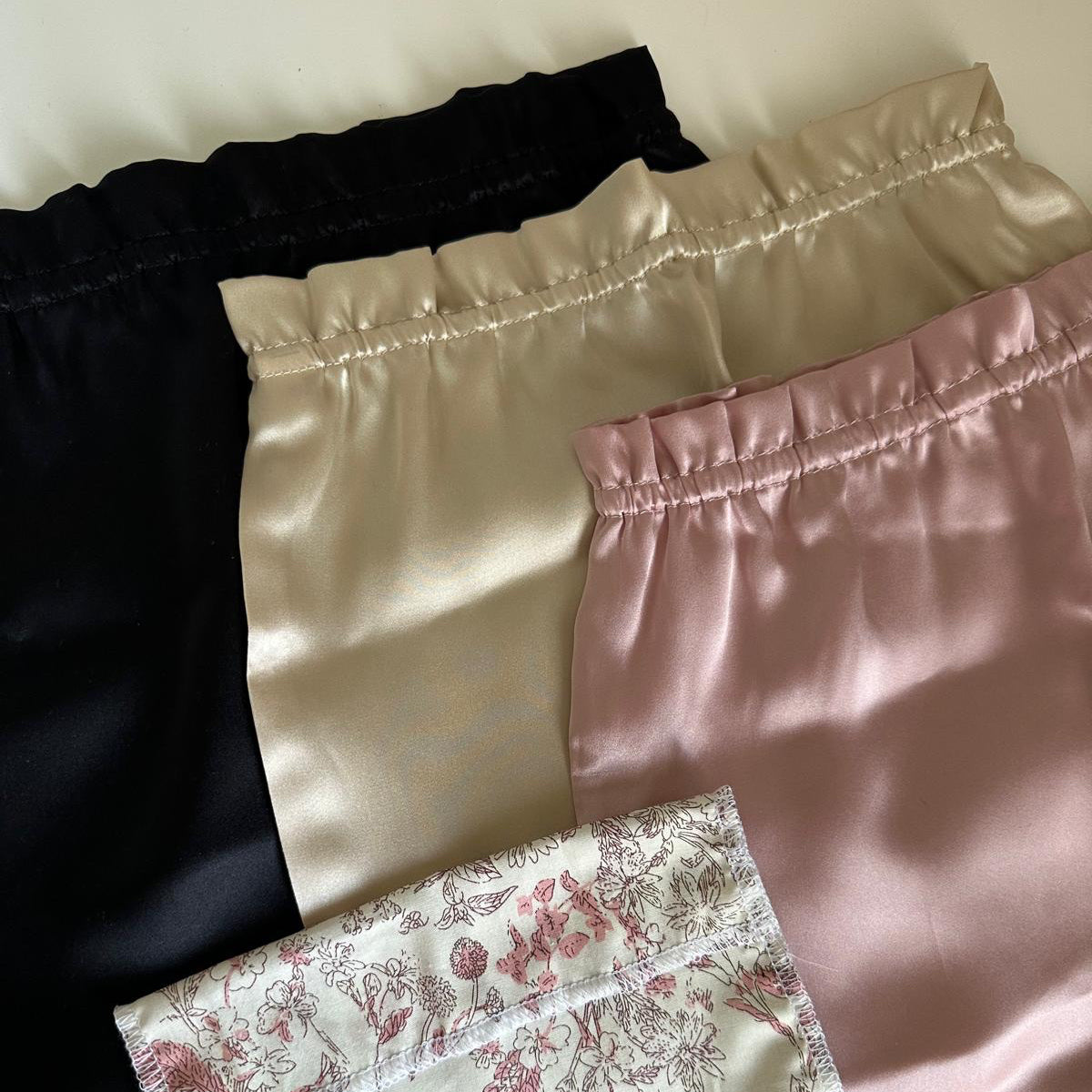 Bonnets de nuit en soie de mûrier noir, champagne et rose poudré à plat, avec une pochette en tissu fleuri