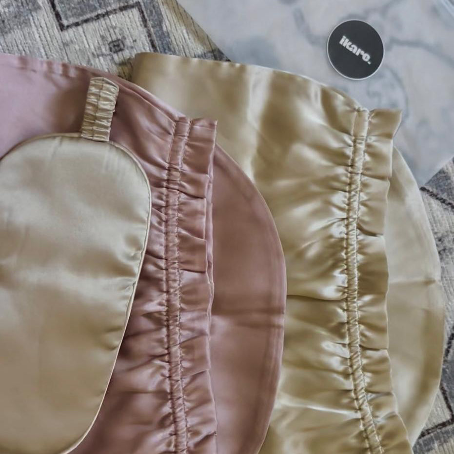 Masques de nuit en soie rose poudré et champagne avec un bonnet en soie champagne