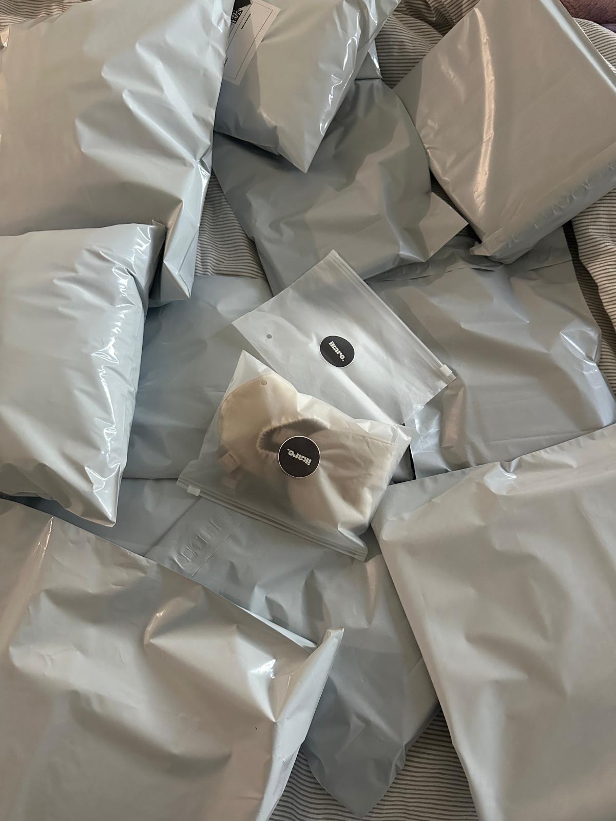 Colis ikare préparés dans des pochettes d'expédition grises avec un sachet cadeau